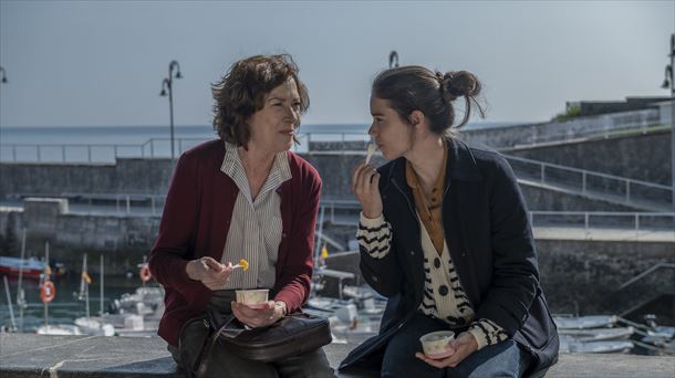 Susi Sánchez y Laia Costa en "Cinco lobitos"