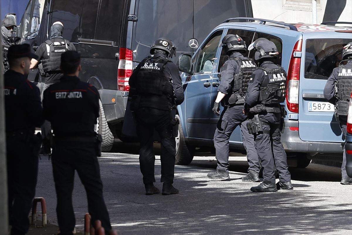 Ertzaintza Burtzeña auzoan (Barakaldo), bi familien arteko borrokaren ostean. Argazkia: EFE