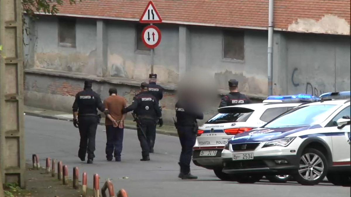 Agentes de la Ertzaintza en el lugar del tiroteo. Foto: EFE