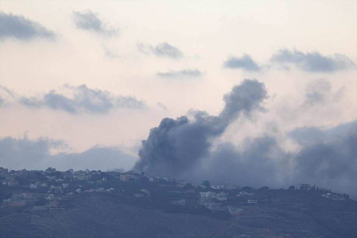 Israelen bonbardaketek utzitako kea, Libano hegoaldean. Irudia: EFE