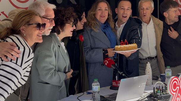 Radio Vitoria cumple 90 años y lo celebra con sus oyentes en la plaza de la Virgen Blanca