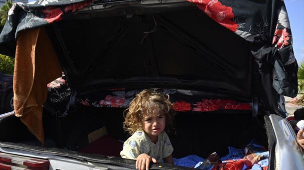 Un niño desplazado duerme en el maletero de un coche en Beirut. 