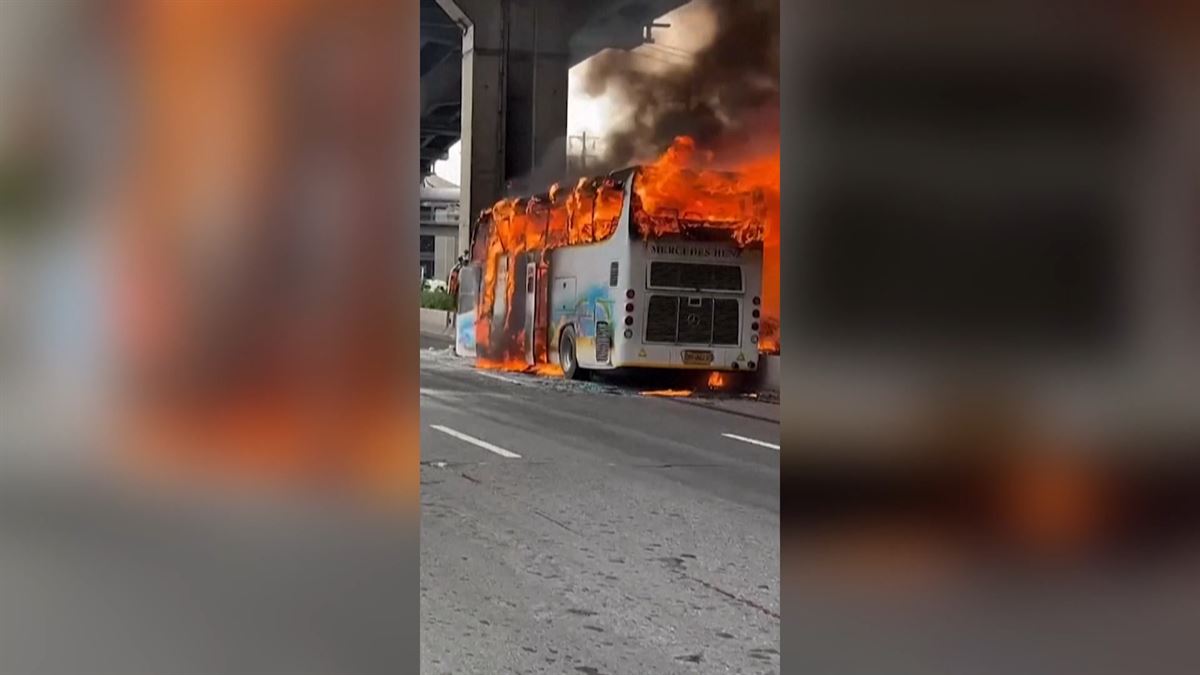 El autobús en llamas. Imagen obtenida de un vídeo de Agencias.