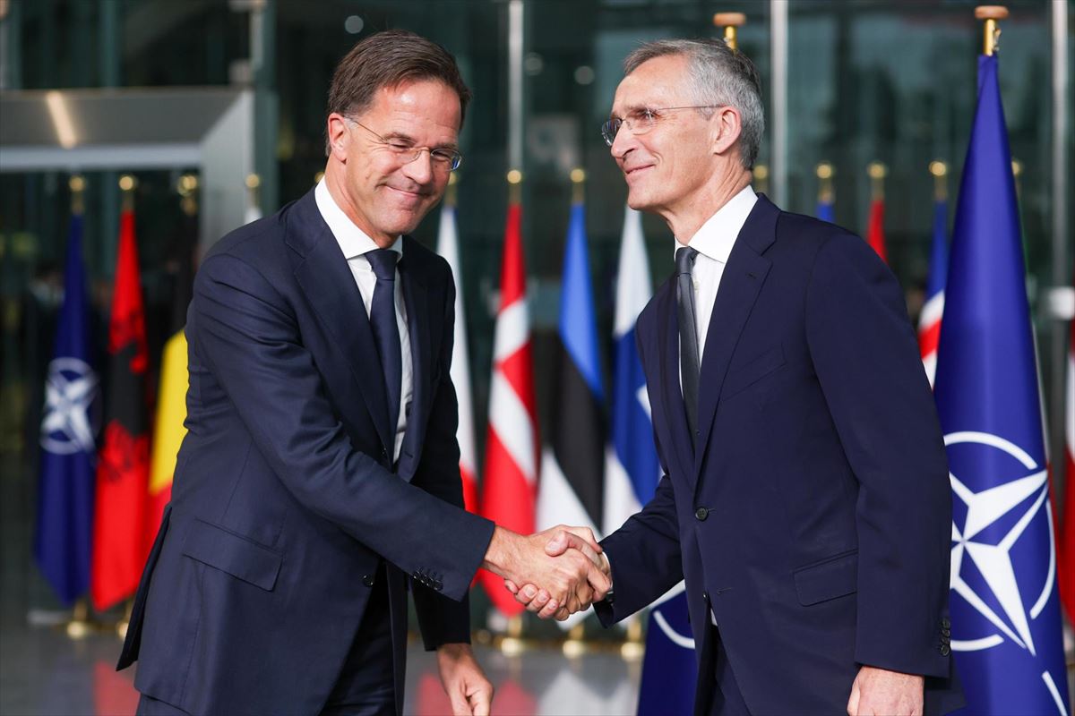 Mark Rutte y su predecesor, Jens Stoltenberg.