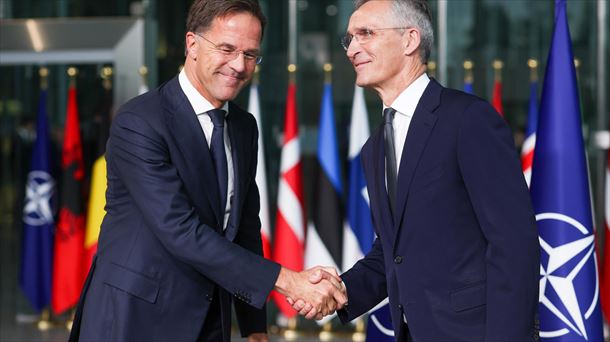 Mark Rutte y su predecesor, Jens Stoltenberg.