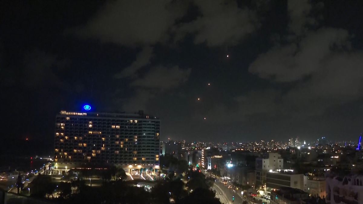 Misiles en Tel Aviv. Imagen obtenida de un vídeo de Agencias.