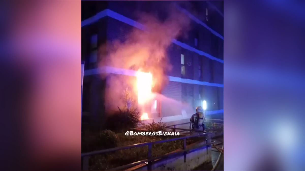 Bomberos tratando de controlar el incendio. 