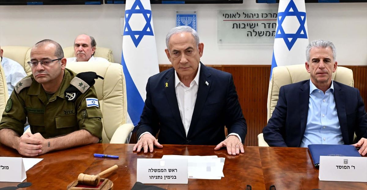 Netanyahu, bart bere gobernuko kideekin egindako bileran. 