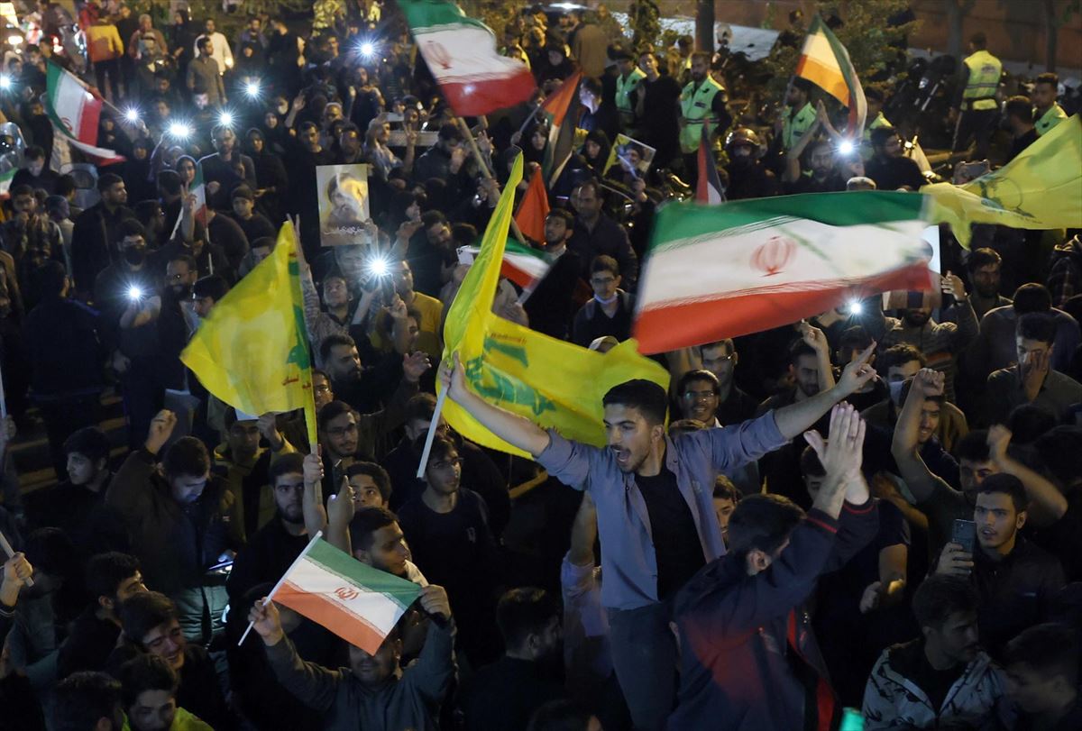 Iraníes celebran en las calles el ataque a Israel. Foto: EFE