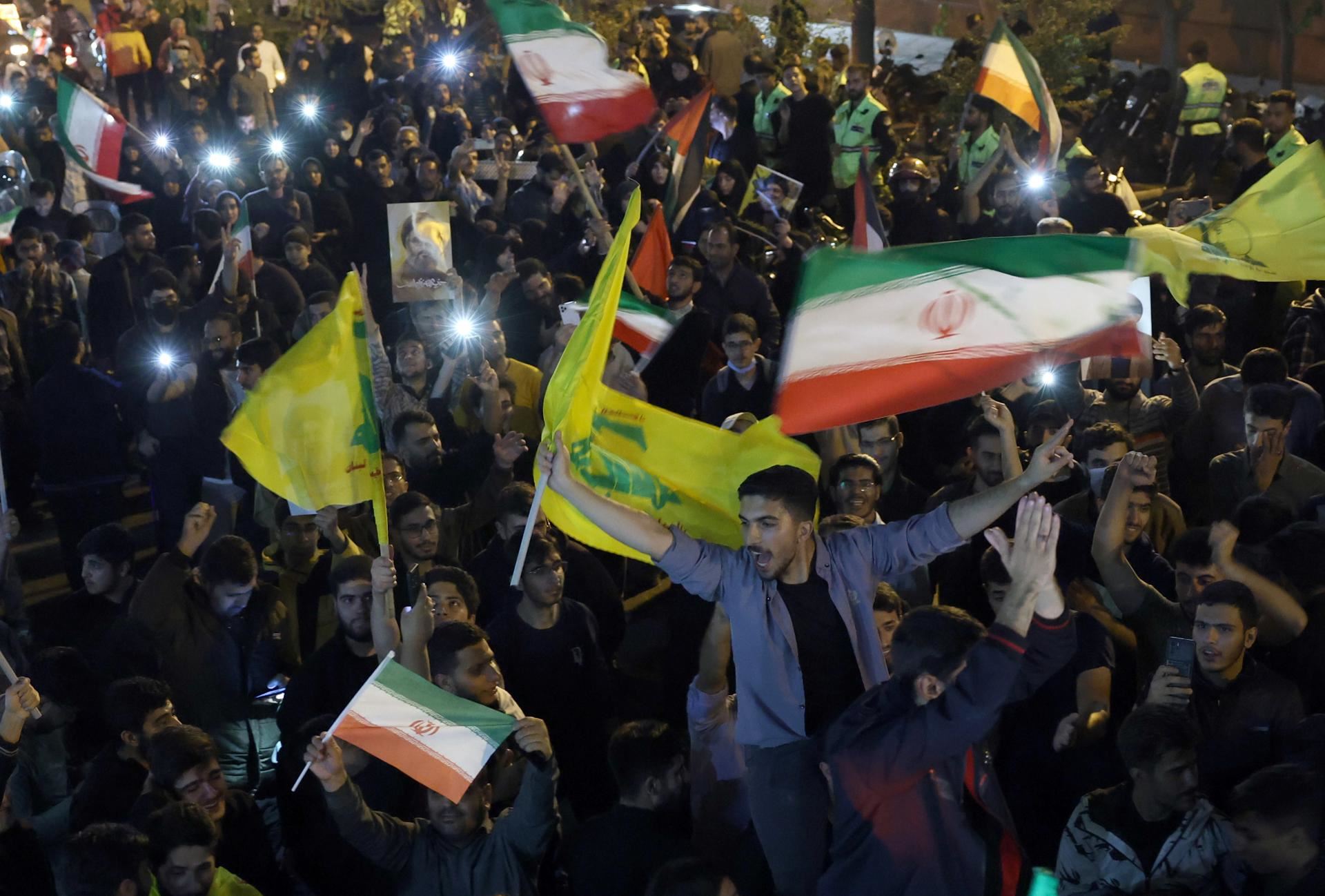 Iraníes celebran en las calles el ataque a Israel. Foto: EFE