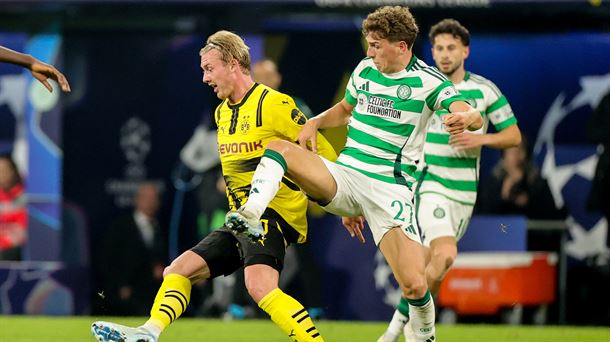 Julian Brandt (Borussia) y Arne Engels (Celtic) disputan un balón en el encuentro del martes. EFE