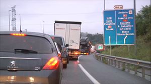 Normaltasuna itzuli da errepideetara, goiz korapilatsu baten ostean