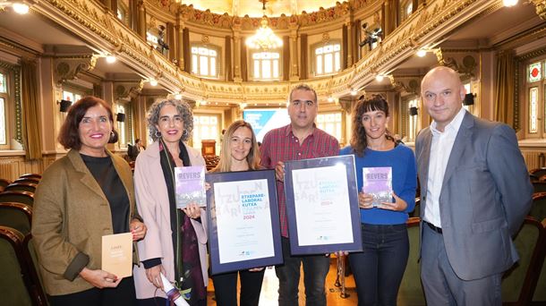 Lizaso y Jordi Panyella (Pol·len) junto a Uxue Alberdi y representantes institucionales