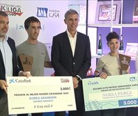 Nerea Pérez (Donostiarra) y Gorka Aranberri (Urdaibai) recogen los premios de mejores patrones de la Liga