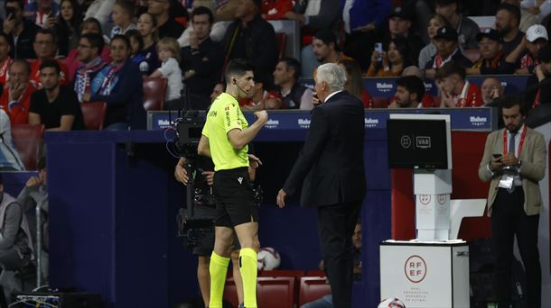 El árbitro Busquets Ferrer detuvo durante unos minutos el Atlético Madrid-Real Madrid (EFE). 