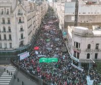 Multitudinaria manifestación en Argentina contra los recortes de Javier Milei a las universidades públicas