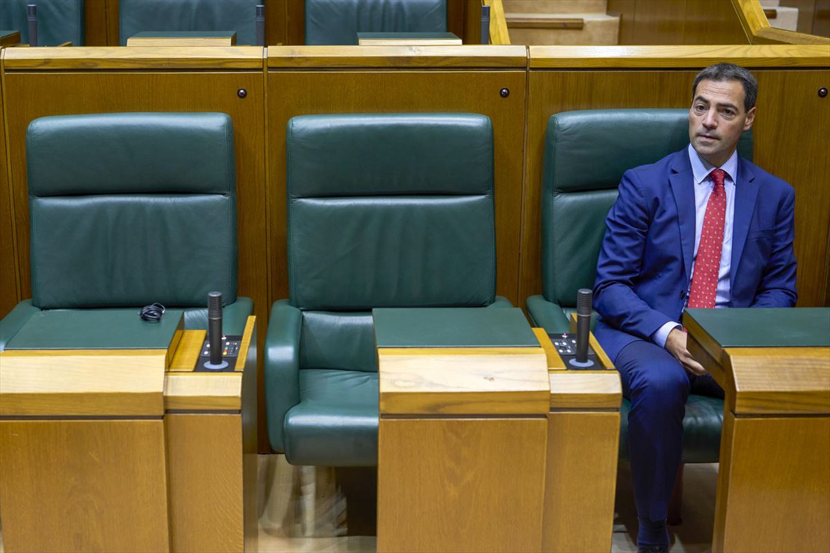 El lehendakari Imanol Pradales en el Parlamento Vasco