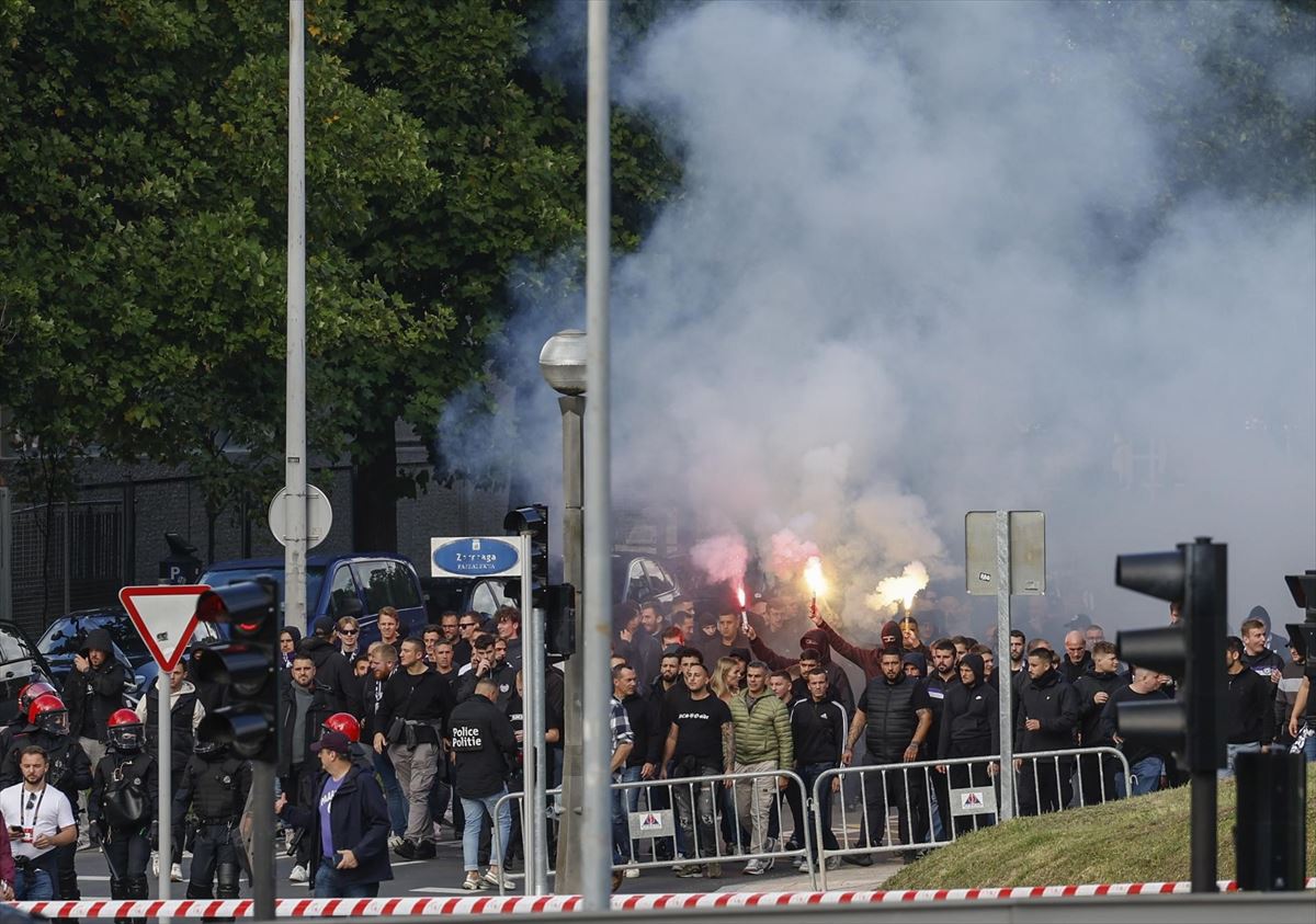 Momentos de tensión, bengalas y petardos en el camino de los aficionados del Anderlecht al Reale Arena