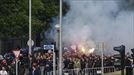 Momentos de tensión, bengalas y petardos en el camino de los aficionados del Anderlecht al Reale Arena