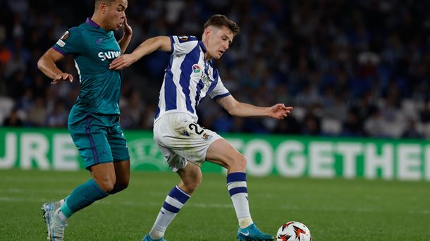 Beñat Turrientes pugna con Stroeykens, del Anderlecht, en una jugada del partido. Foto: EFE. 