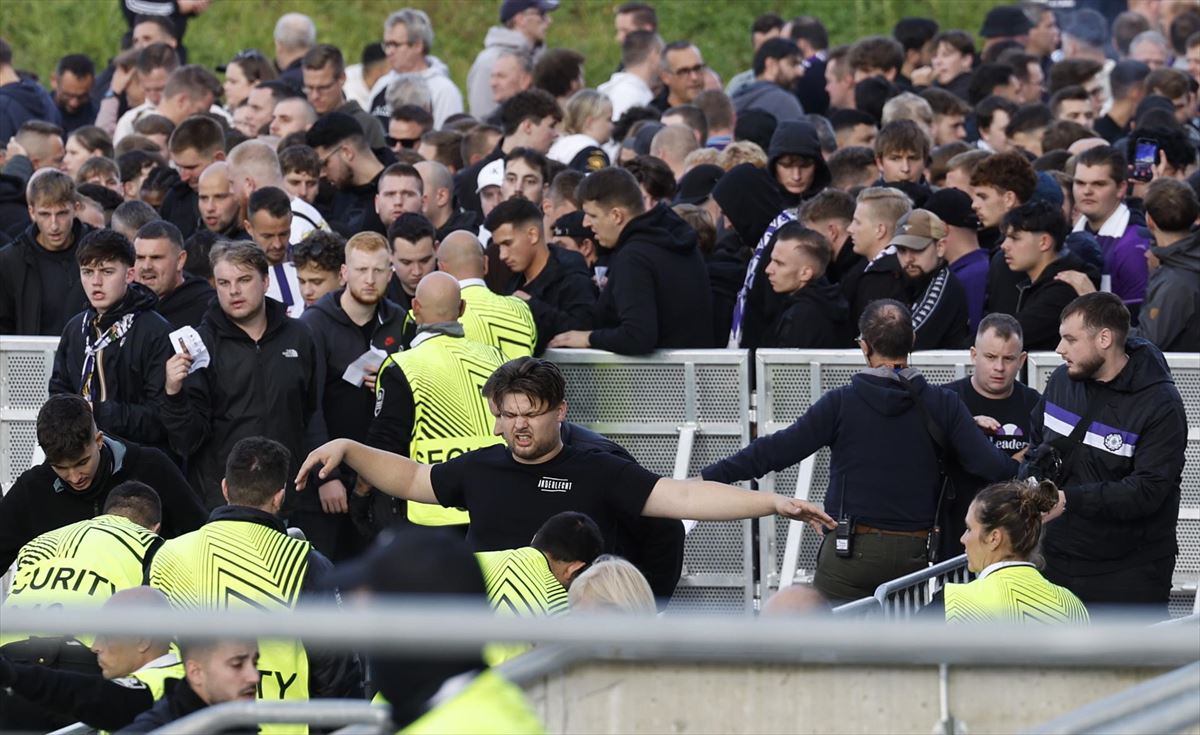 Ultras del Alderlecht, ayer en San Sebastián. 