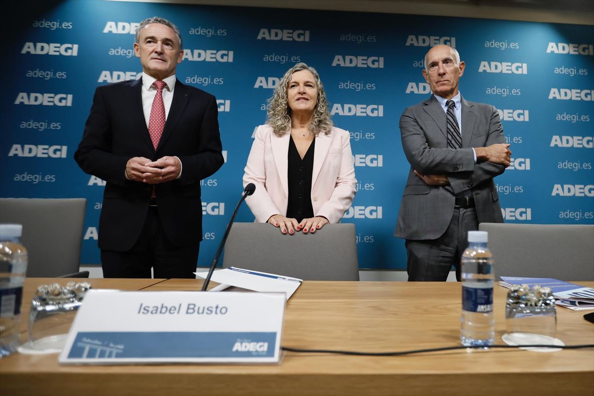 José Miguel Ayerza, Isabel Busto y Patxi Sasigain, este viernes. EFE. 