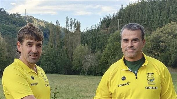 Iker Zabala (derecha) junto al presidente de Orio, Jon olasagasti (izquierda). Foto: Orio