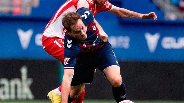 Jon Bautista disputa un balón ante un rival. Foto: @SDEibar