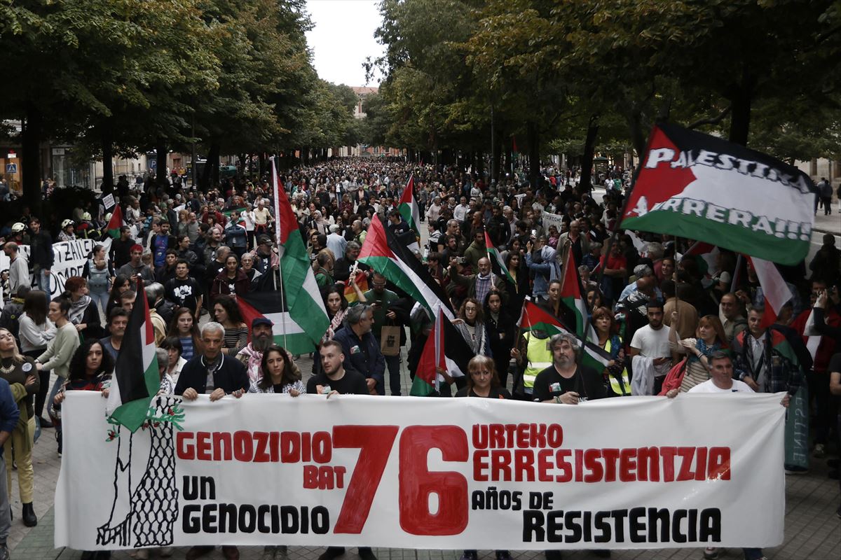 Marea de solidaridad con Palestina en Pamplona, bajo el lema ''Un genocidio, 76 años de resistencia''