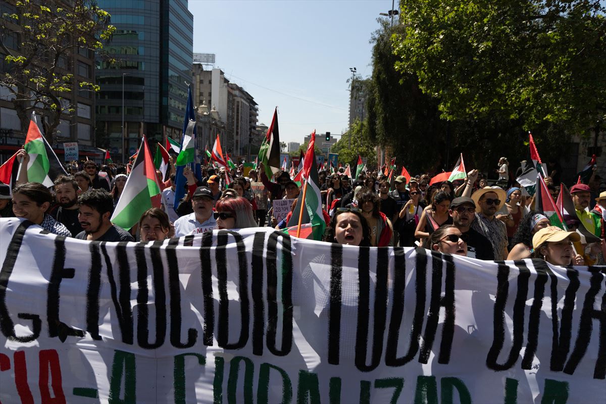 Palestinaren alde Santiagon gaur egindako manifestazio jendetsua. Argazkia: EFE