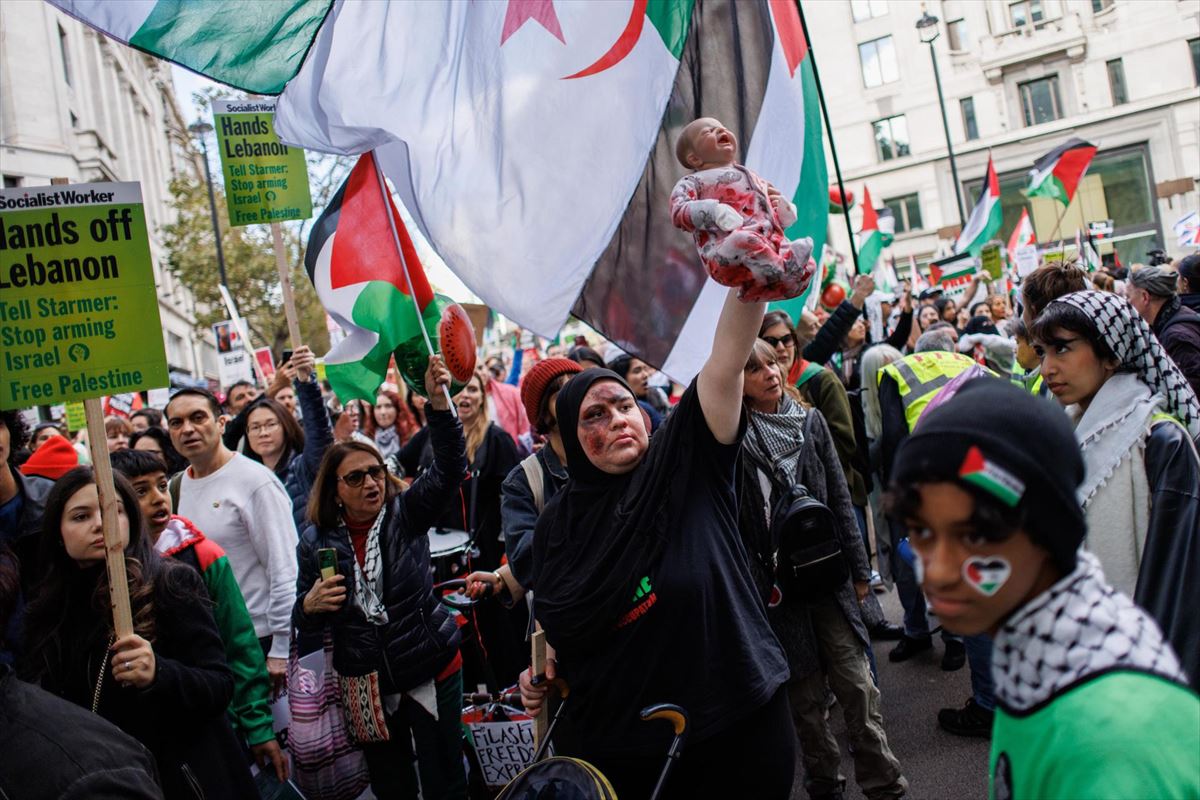 Cientos de manifestantes en la ciudad de Londres. Foto: EFE