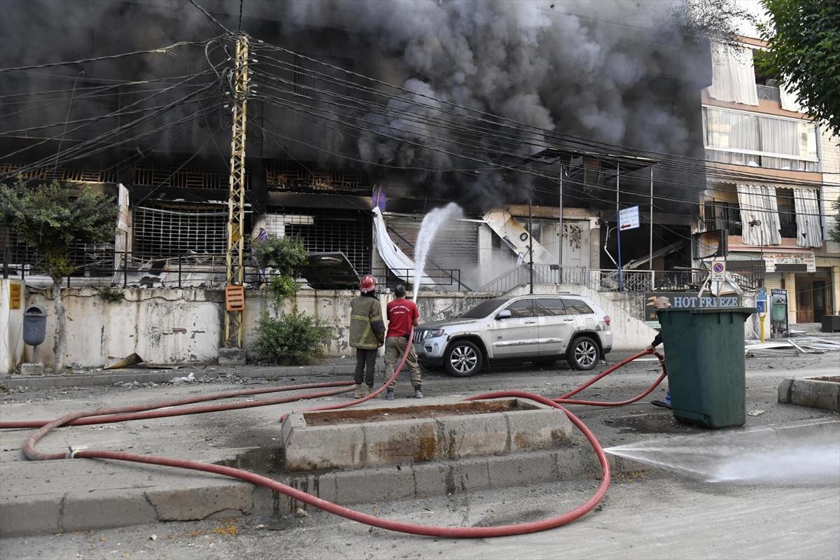 Un edificio en llamas tras los bombardeos israelíes en Líbano. Foto: EFE