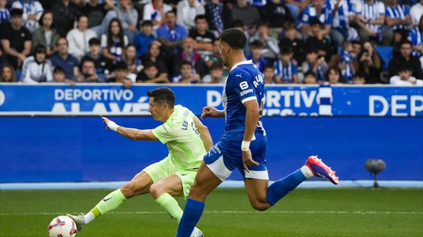 Lewandowski dispara a puerta del Deportivo Alavés Foto: EFE