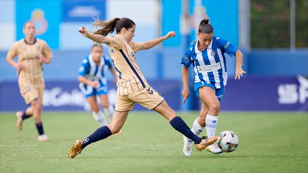 Patri Ojeda intenta robarle el balón a una jugadora del Espanyol. Foto: SD Eibar