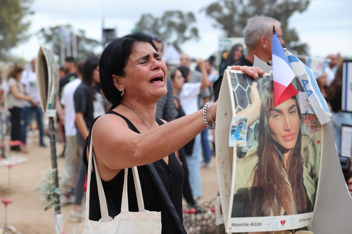 Una mujer llora por la muerte de una de las víctimas israelíes del ataque de Hamás. 