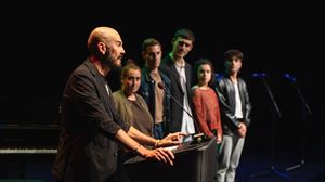 Gorka Garcia, junto a varios actrices y actores de la serie, en la gala de entrega