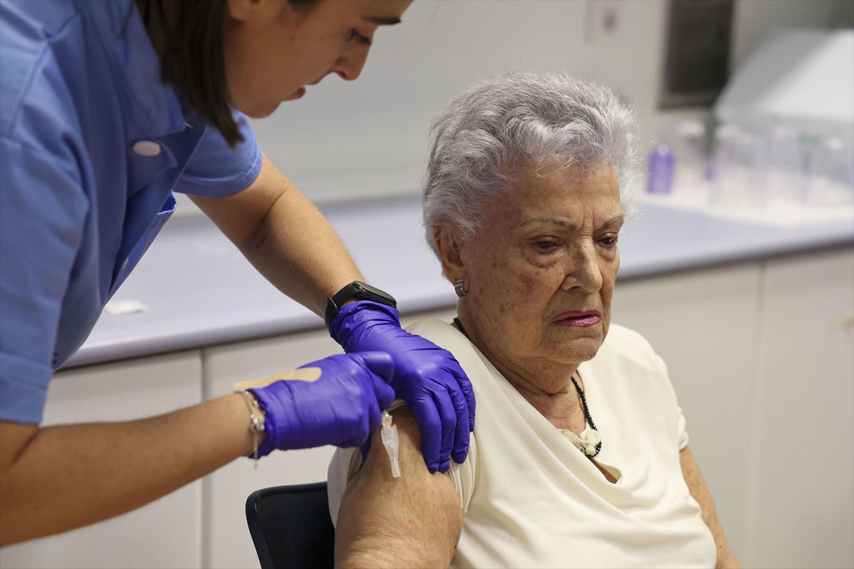 Una mujer recibe la vacuna. EFE. 