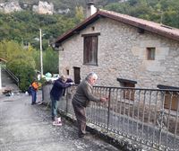 Puesta a punto en vereda de las barandillas del concejo de Atauri