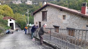 Puesta a punto en vereda de las barandillas del concejo de Atauri