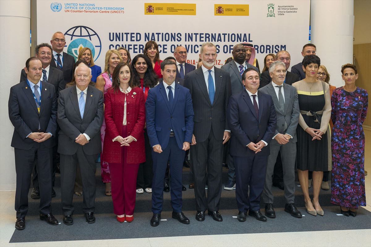 Foto de familia en la en la Conferencia Internacional sobre Víctimas del Terrorismo.