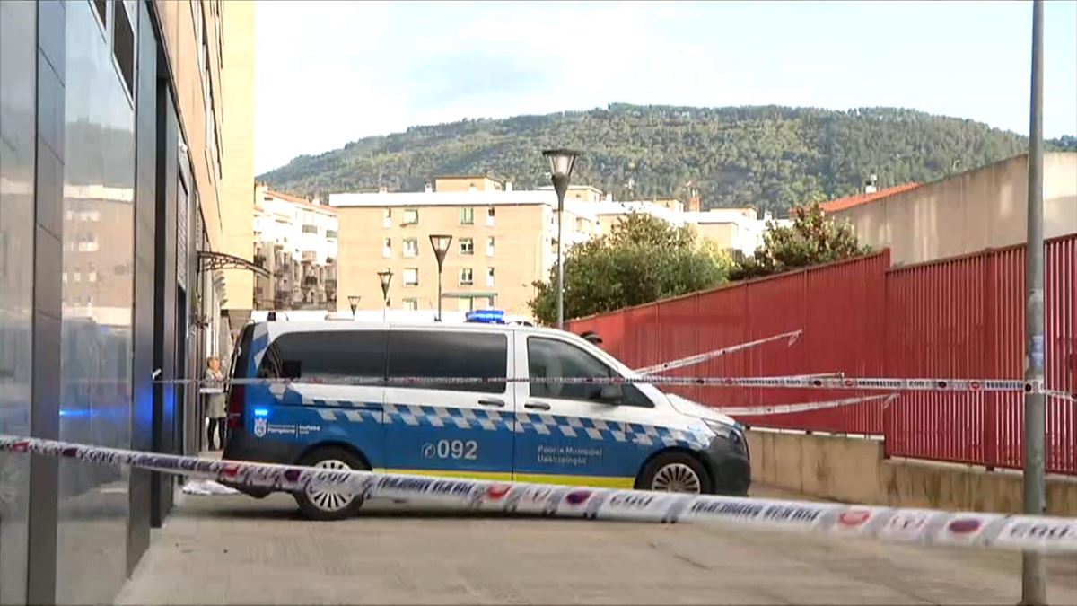 Una patrulla de la Policía Municipal de Pamplona en el lugar del crimen. 