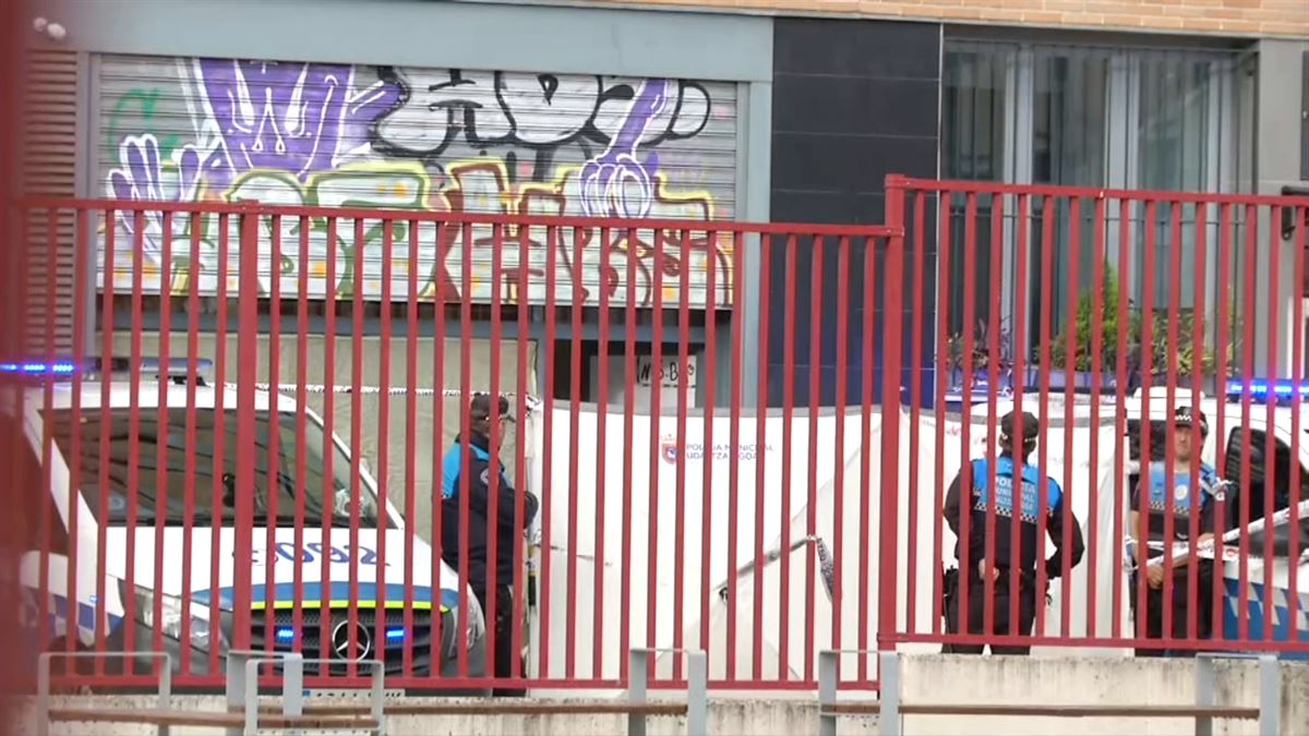 Una patrulla de la Policía Municipal de Pamplona en el lugar del crimen. 