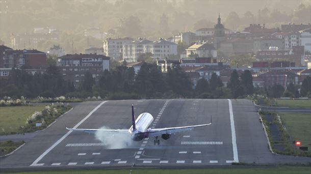 Avión aterrizando en el aeropuerto de Loiu