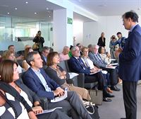 La mesa de salud afronta su segunda reunión con protestas de los profesionales en el exterior