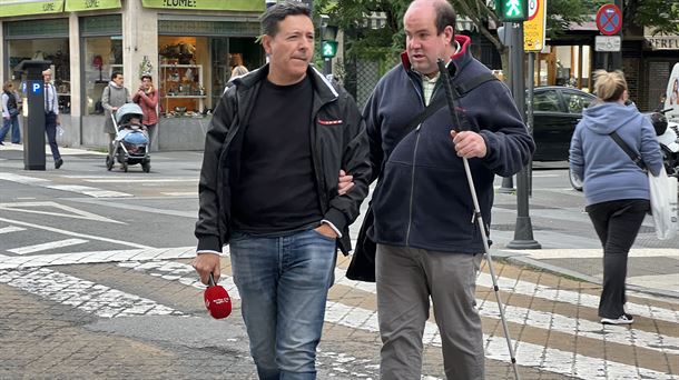 Un invidente pone letreros en braille en varios comercios de Vitoria