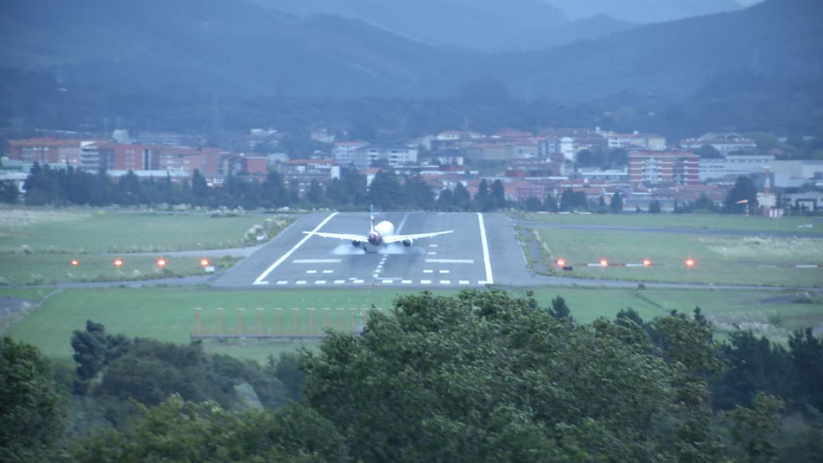 Complicados aterrizajes en el Aeropuerto de Bilbao por el fuerte viento 