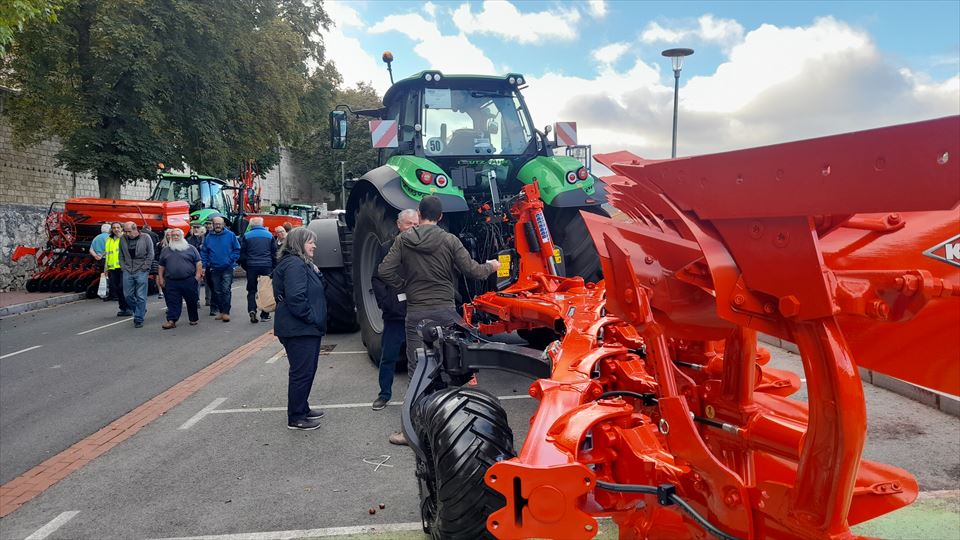 4.	La muestra de maquinaria agrícola ocupó la parte alta de Zuazo errepidea