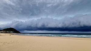 Haize aldaketak zaparrada handiak eta irudi ikusgarriak utzi ditu Gipuzkoako kostaldean
