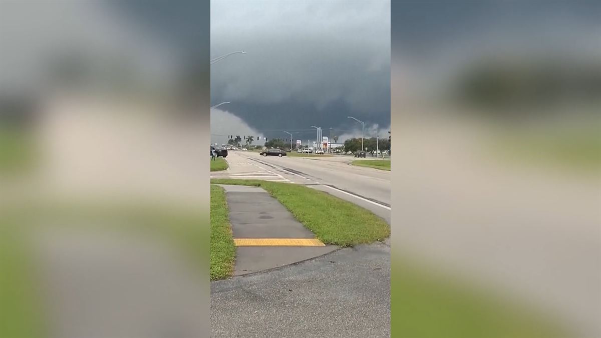 Tornadoa Floridan. Agentzietako bideo batetik atertako irudia.