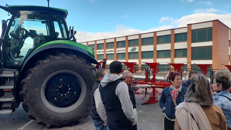 6.	A media mañana la vía extramuros de la feria estaba repleta de gente
